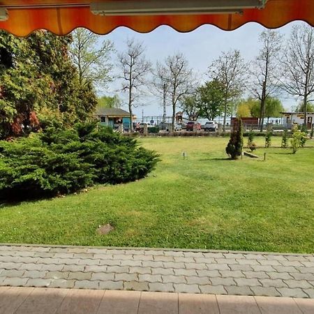 Ferienwohnung Igenyes 4 Fos Apartman Koezvetlen A Strandnal Csopak Exterior foto
