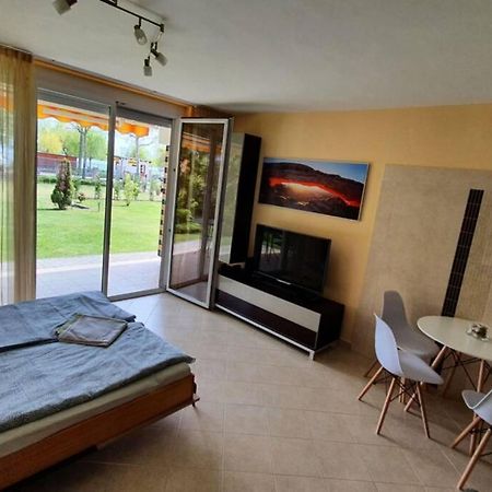 Ferienwohnung Igenyes 4 Fos Apartman Koezvetlen A Strandnal Csopak Exterior foto