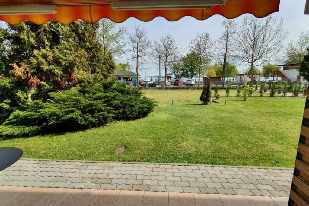 Ferienwohnung Igenyes 4 Fos Apartman Koezvetlen A Strandnal Csopak Exterior foto