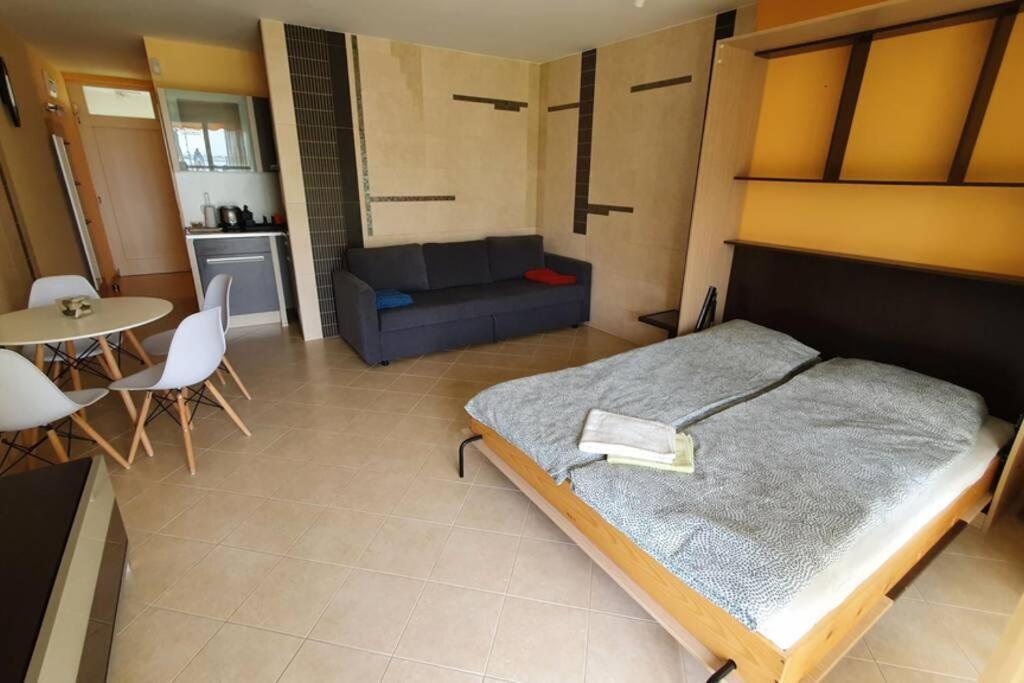 Ferienwohnung Igenyes 4 Fos Apartman Koezvetlen A Strandnal Csopak Exterior foto