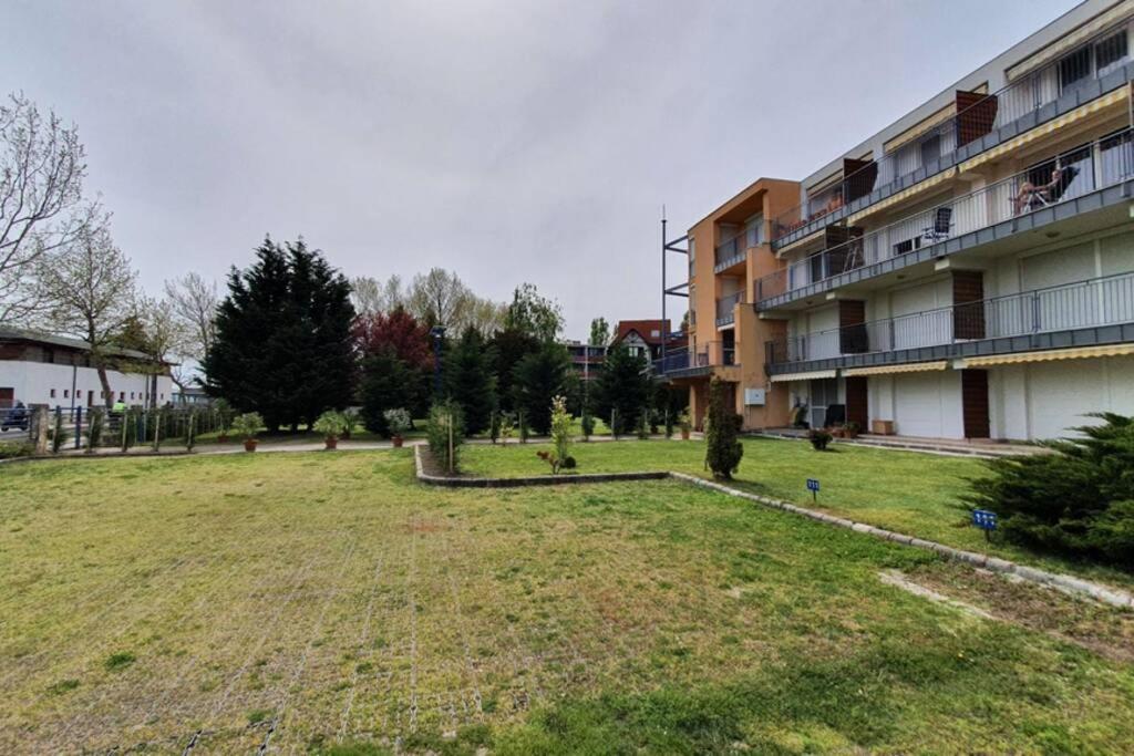 Ferienwohnung Igenyes 4 Fos Apartman Koezvetlen A Strandnal Csopak Exterior foto