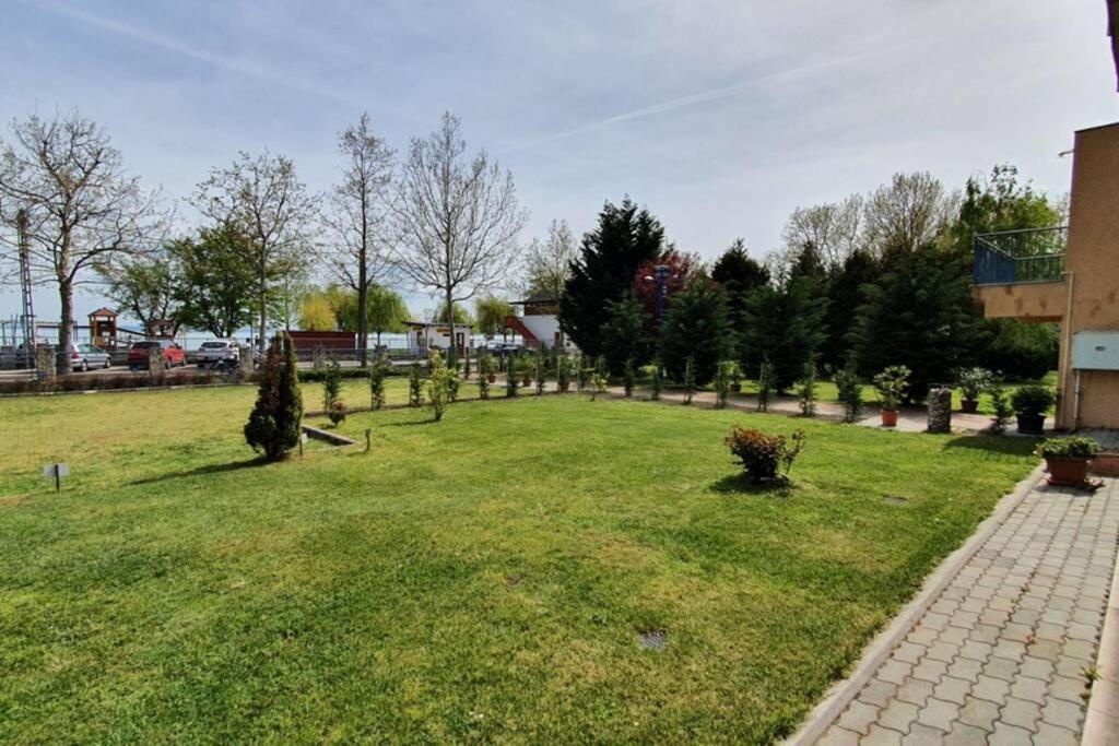 Ferienwohnung Igenyes 4 Fos Apartman Koezvetlen A Strandnal Csopak Exterior foto