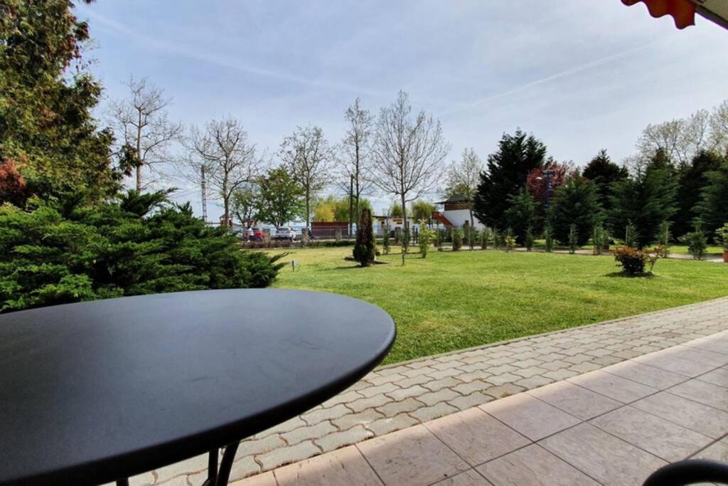 Ferienwohnung Igenyes 4 Fos Apartman Koezvetlen A Strandnal Csopak Exterior foto