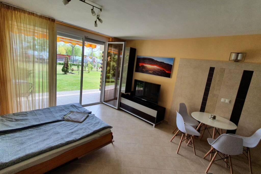 Ferienwohnung Igenyes 4 Fos Apartman Koezvetlen A Strandnal Csopak Exterior foto