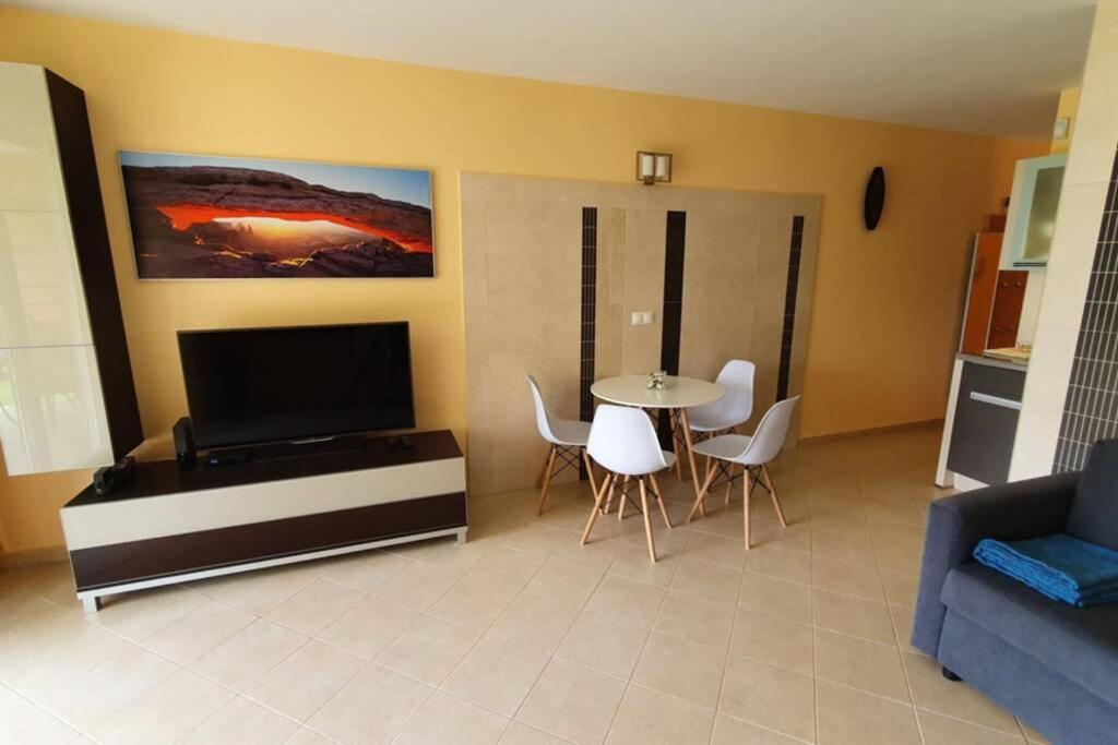 Ferienwohnung Igenyes 4 Fos Apartman Koezvetlen A Strandnal Csopak Exterior foto